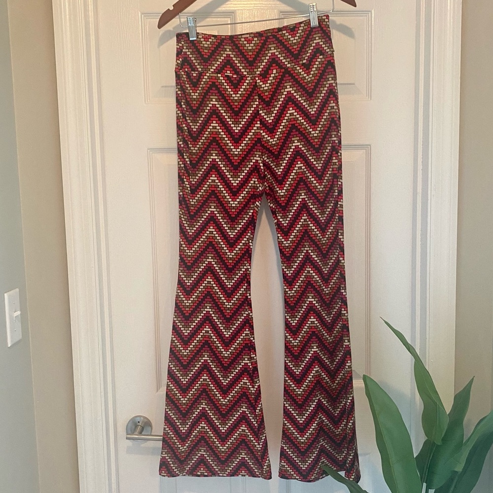 Women’s high rise flared pants. 2 pack. Multi red and solid black. NWT. L - Picture 5 of 14